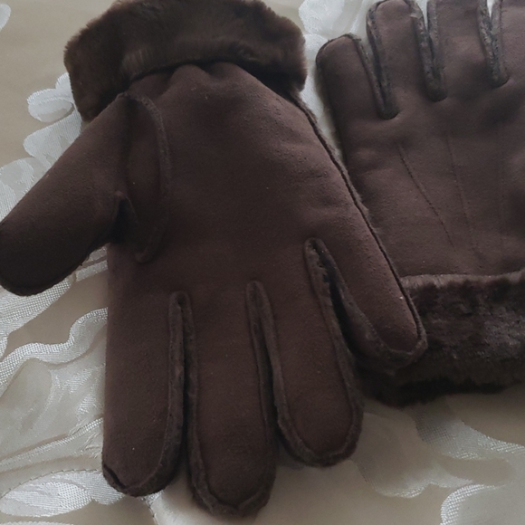 Gloves - Picture 2 of 6